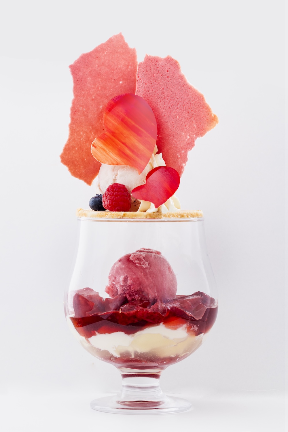 1月20日に提供される「リビエール」の近鉄本店限定「バレンタインのイチゴパフェ」2,600円