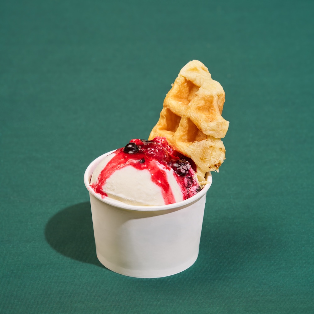 「クリスマスワッフルサンデー（アイスクリーム）」店内利用・税込み650円、テイクアウト・税込み637円