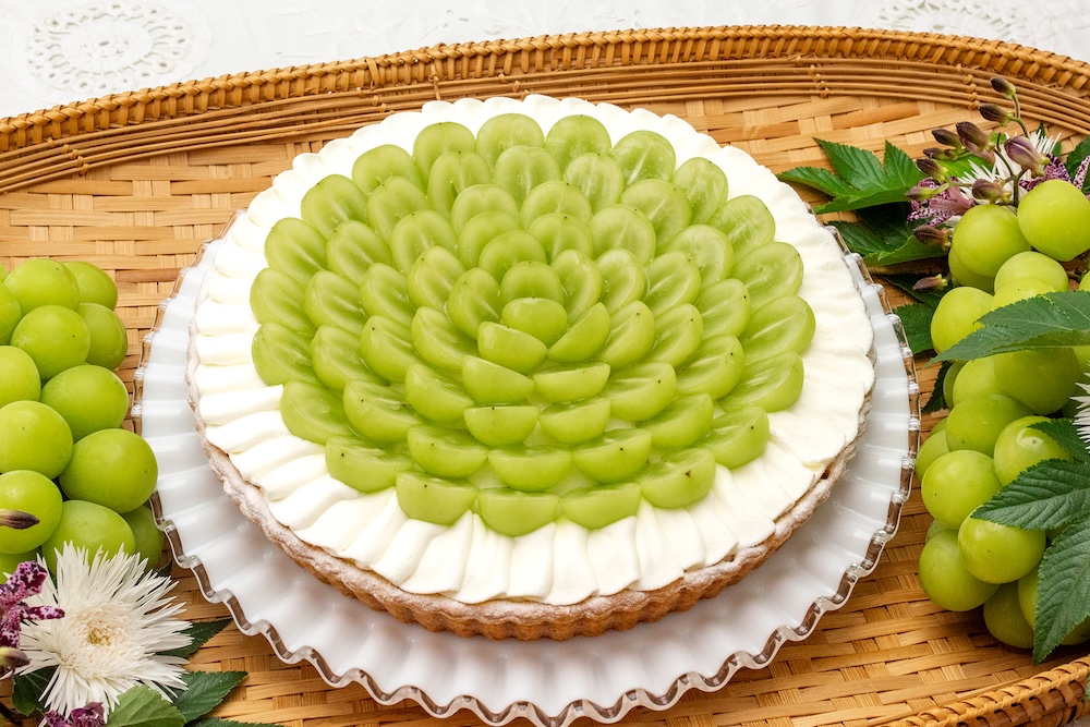 「シャインマスカットとフリルクリームのタルト ~ホワイトチョコ風味~」ピース・税込み1,490円、ホール・税込み5,734円〜