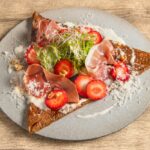 「生ハムと苺のサラダガレット 発酵柚子ヴィネグレット」税込み1,980円