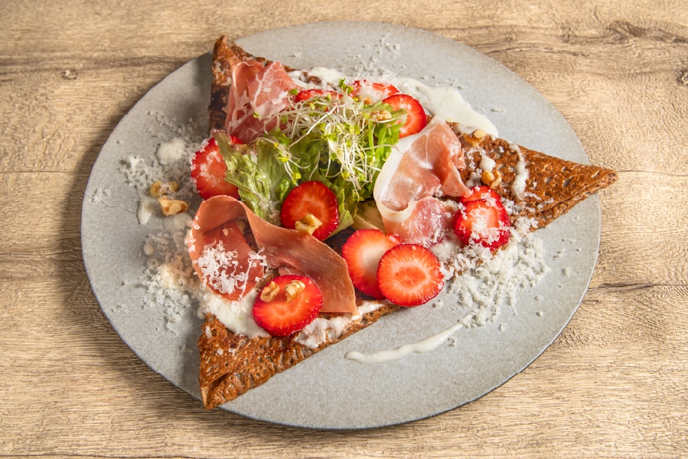 「生ハムと苺のサラダガレット 発酵柚子ヴィネグレット」税込み1,980円