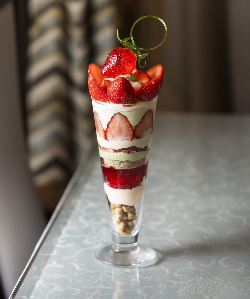 1月21日に提供される「五感」の近鉄本店限定「苺とピスタチオのパルフェ」税込み2,750円