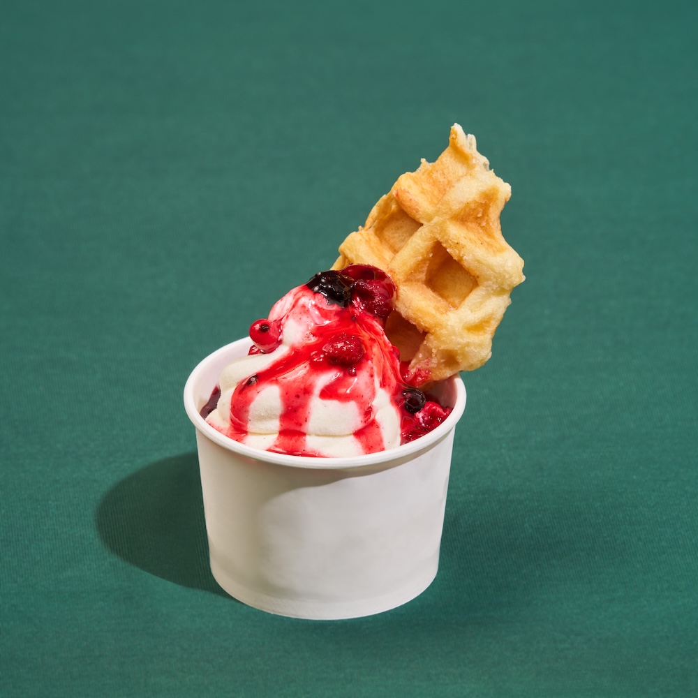 「クリスマスワッフルサンデー（ソフトクリーム）」店内利用・税込み650円、テイクアウト・税込み637円