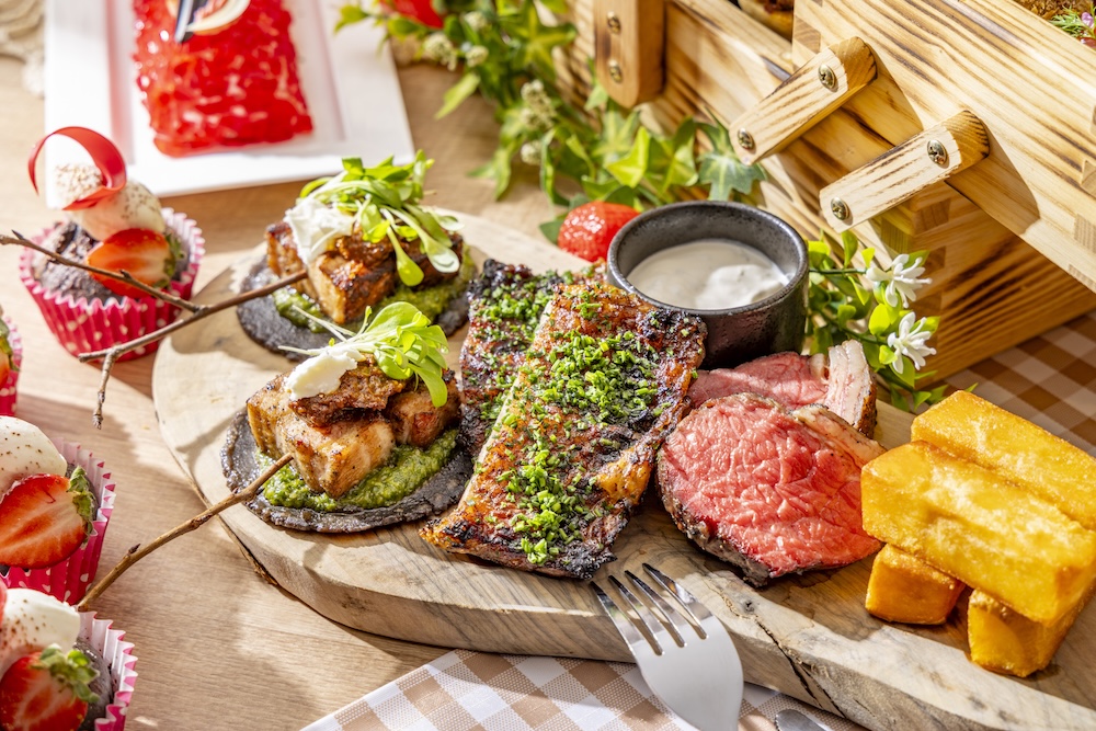 「ミートアフタヌーンティーwithストロベリースイーツビュッフェ」イメージ