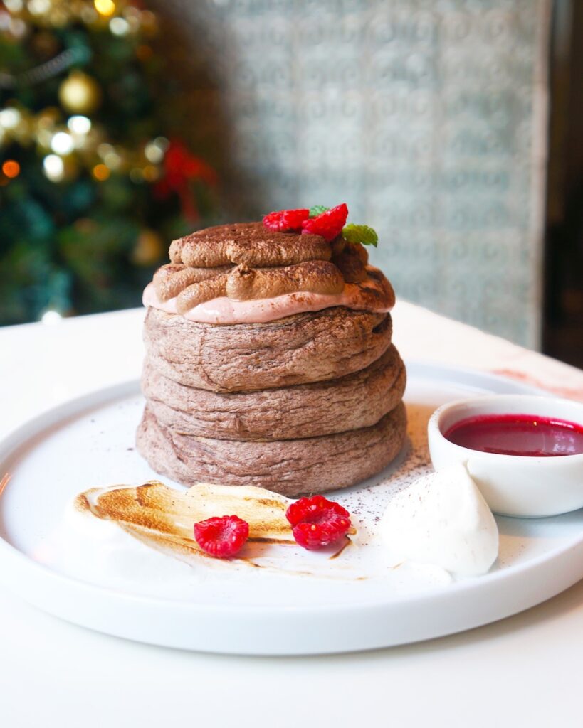 「マスカルチョコムースとベリーのふわふわパンケーキ」イメージ