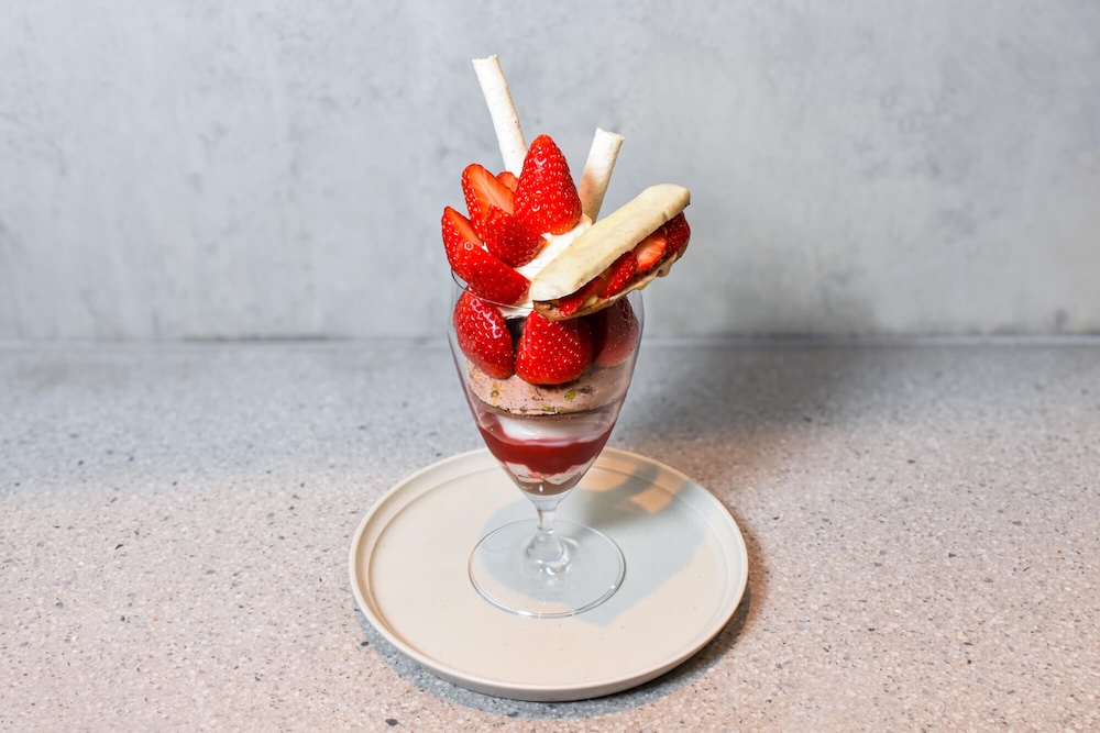 「果実とチョコレートのパフェ -苺-」イメージ