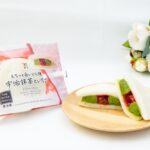 12月16日より順次発売される「もちっと白いどら焼 宇治抹茶といちご」税込み226円(沖縄県除く)