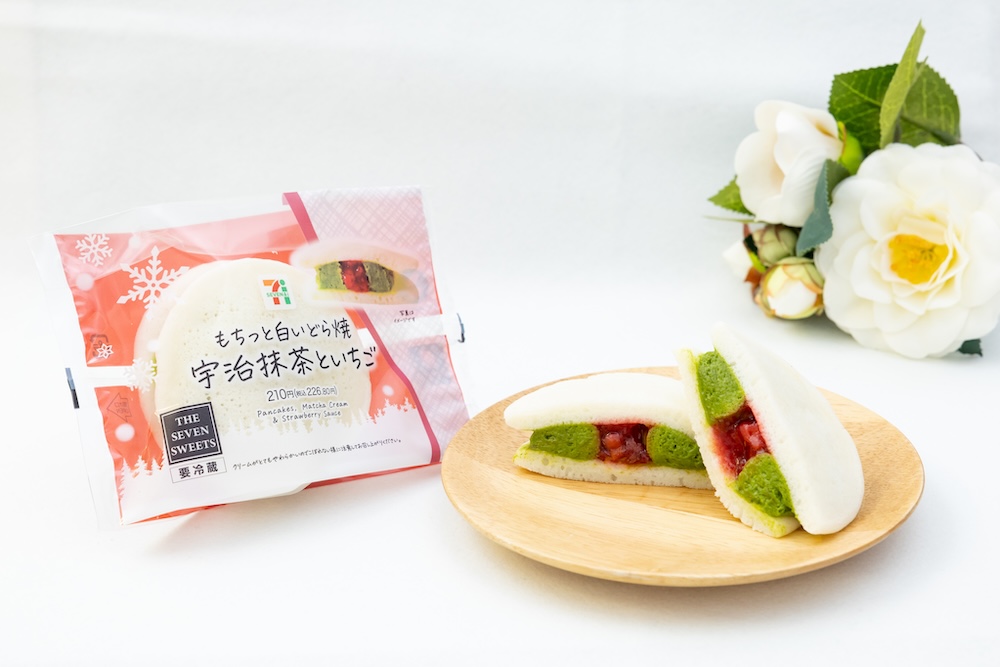 12月16日より順次発売される「もちっと白いどら焼 宇治抹茶といちご」税込み226円（沖縄県除く）