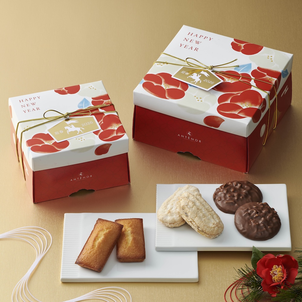 左から「迎春ガトー BOX（S）」税込み1,728円、「迎春ガトー BOX（L）」税込み2,700円