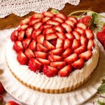 「特選 静岡県産 “紅ほっぺ”のタルト~ホワイトチョコ風味~」ピース・税込み1,998円、ホール・税込み7,614円〜(グランメゾン銀座、青山、東京ドームシティ店、東京スカイツリータウン・ソラマチ店、横浜、静岡、浜松、仙台限定)