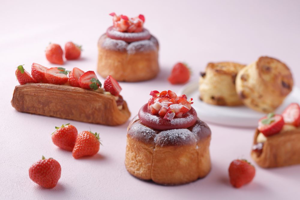 「ストロベリーデニッシュ（ディプロマットクリーム入り）」1,200円、「ローズ&ストロベリー ブリオッシュ」1,350円