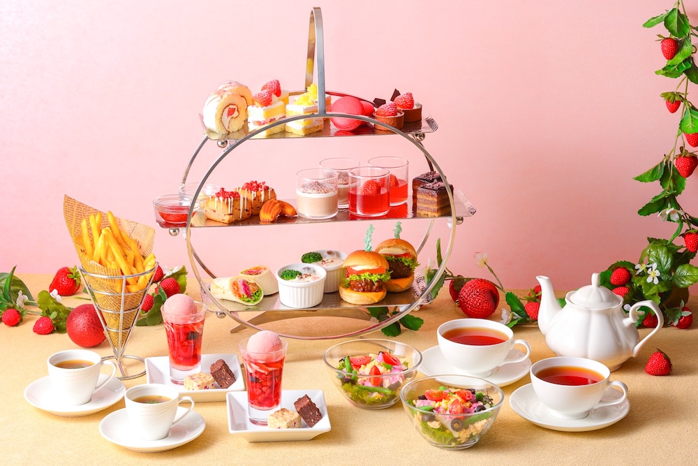 2026年1月4日まで展開されるペントハウスラウンジ「ベイコートカフェ」の「アフタヌーンティーセット～いちご＆チョコレート～」6,600円〜