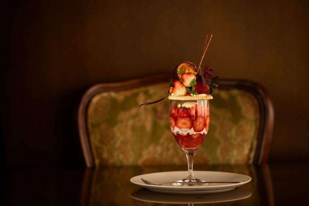 「伊豆いちごをたっぷりと使用したパフェ 紅茶のジュレとフロマージュブランのスフェリク」