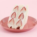 「サンドイッチカフェ おいしいメルヘン。」にて販売する「あまりんのまるごと苺生クリーム」テイクアウト・税込み1,663円、イートイン・税込み1,694円（いずれも1パックで販売）