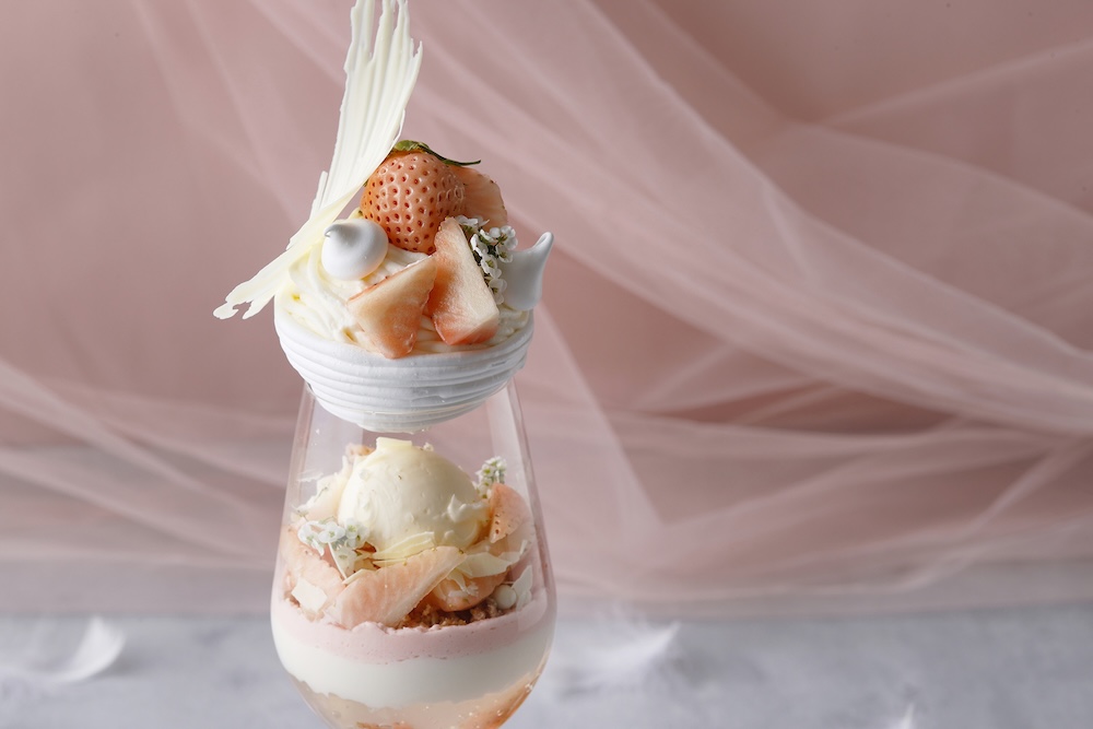 「白いちごのホワイトパフェ」イメージ