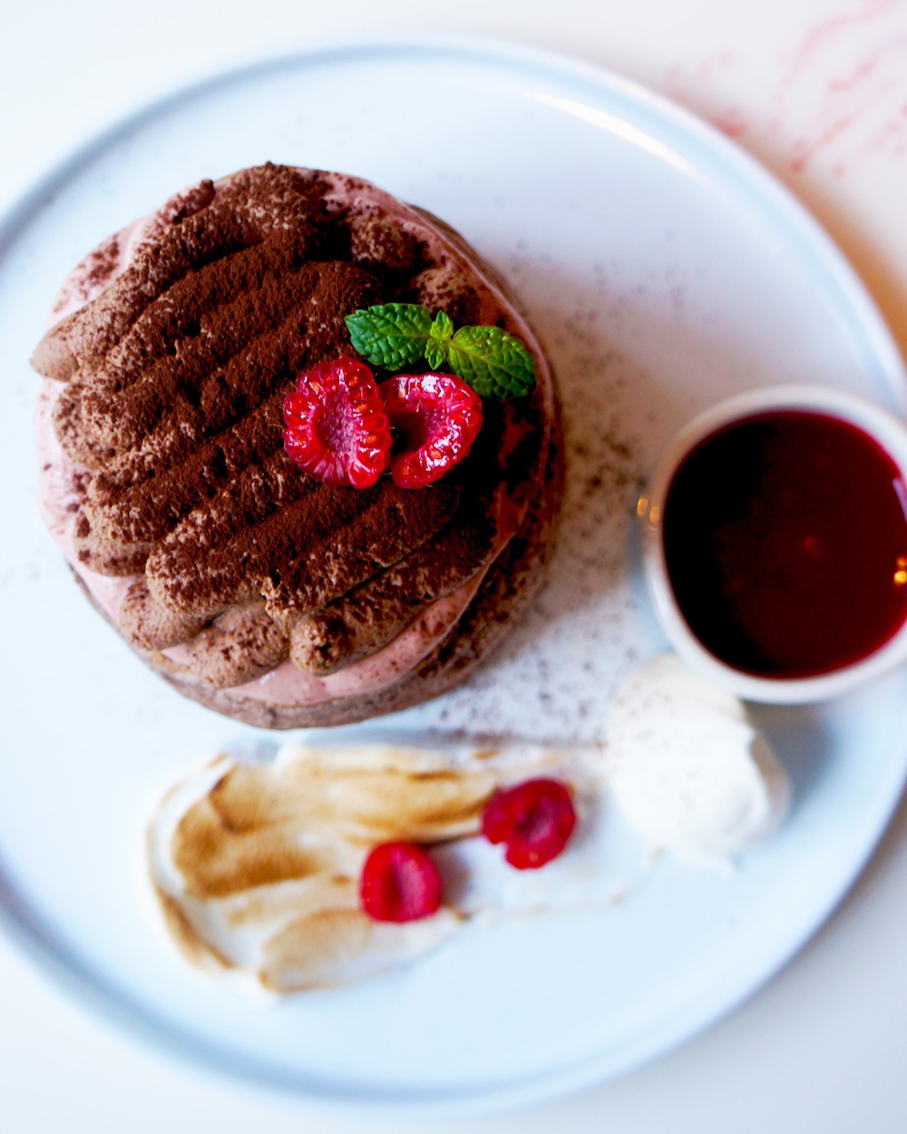 「マスカルチョコムースとベリーのふわふわパンケーキ」イメージ