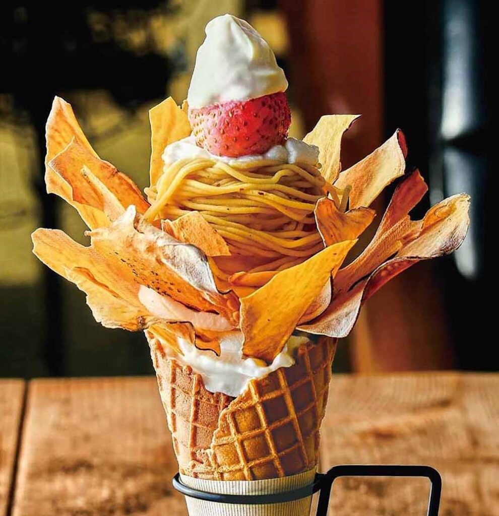 「やきいも処ＤｏＣｏ？弐番館」の「芋ベリーモンスターソフト」1,350円