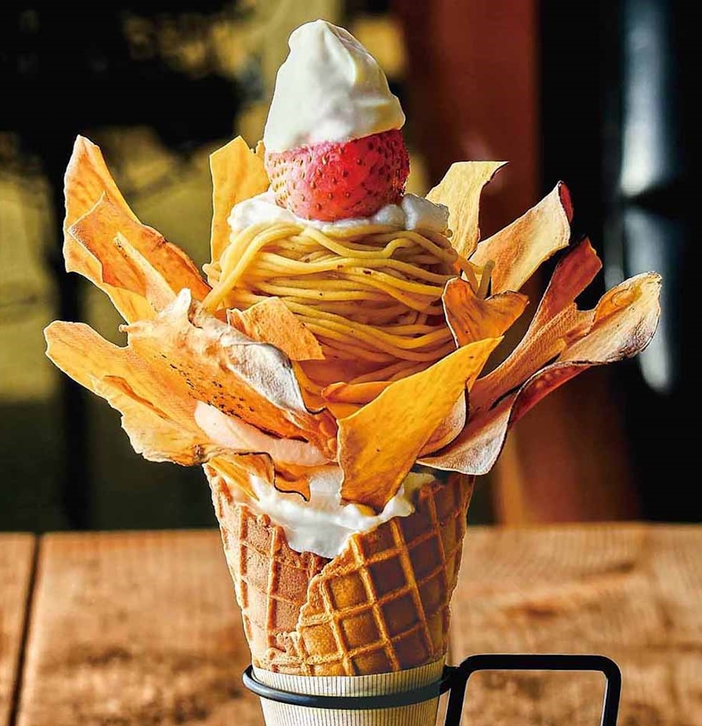 「やきいも処ＤｏＣｏ？弐番館」の「芋ベリーモンスターソフト」税込み1,350円