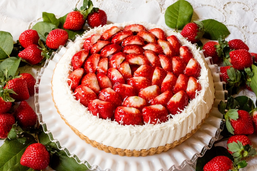 「特選 福岡県産 “あまおう”のタルト～ホワイトチョコ風味～」ピース・税込み1,998円、ホール・税込み7,614円〜