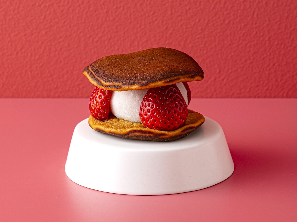 「香炉庵 KOURO-AN」のグランスタ限定「いちご大福どらやき」1個・税込み450円