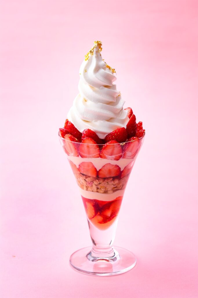 12月5日より販売中のティー＆カクテル「ザ・ラウンジ」の「15粒のVeryいちごパフェ」3,200円