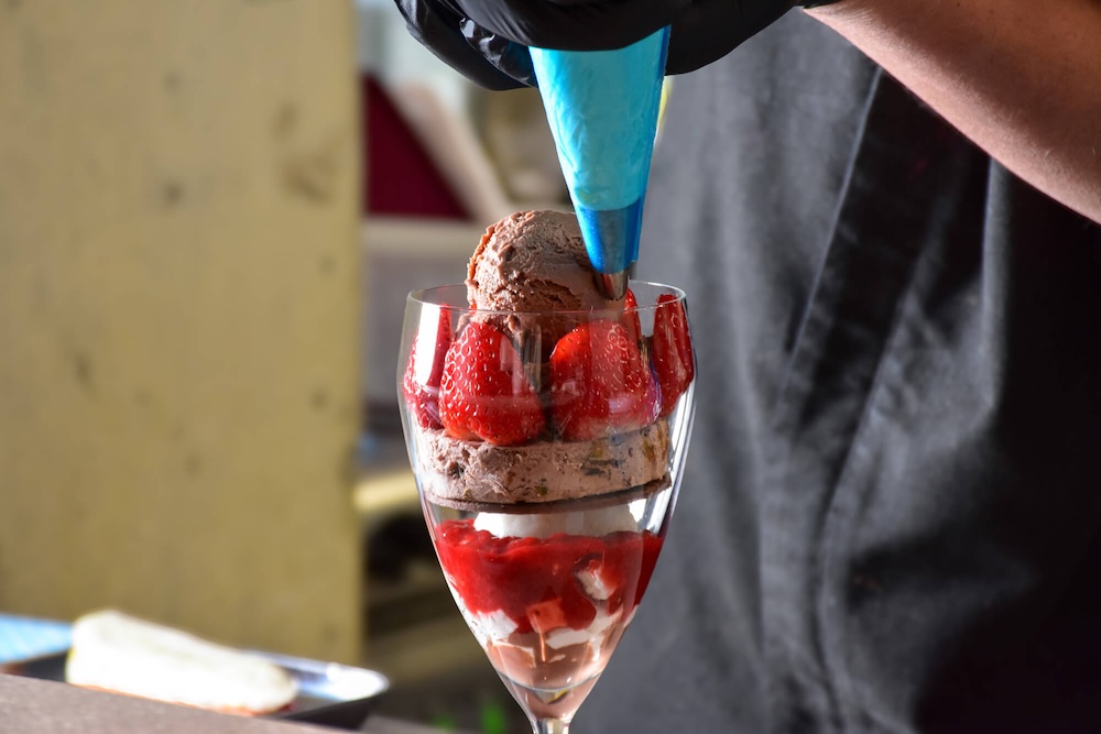 「果実とチョコレートのパフェ -苺-」イメージ