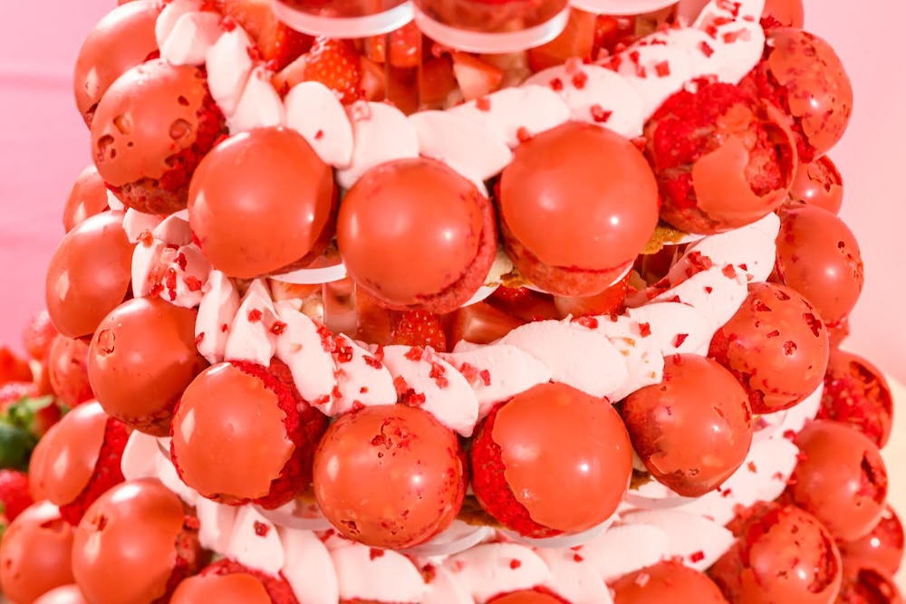 至福のいちごスイーツビュッフェ～アシェット・デセールの赤と白の魔法～」イメージ