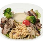 「グリルチキンときのこのサラダ」税込み645円(沖縄県除く)