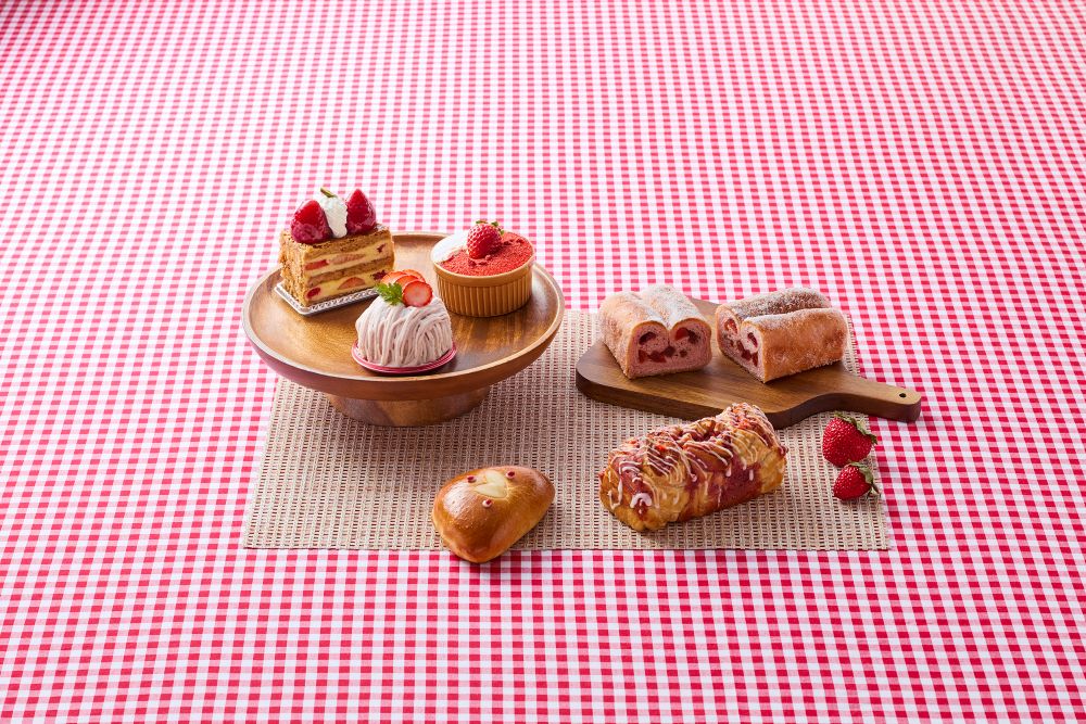 左奥から時計回りに「ナポレオンパイ」税込み810円、「ストロベリーモンブラン」税込み756円、「ストロベリーティラミス」税込み648円、「ラ テール フレーズ」ハーフサイズ・税込み864円~、「ストロベリーブレッド」税込み540円、「ストロベリークリームパン」税込み486円