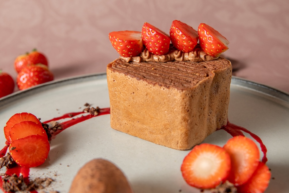 「苺とショコラのミルクレープ　ベルギー産チョコアイスを添えて」イメージ