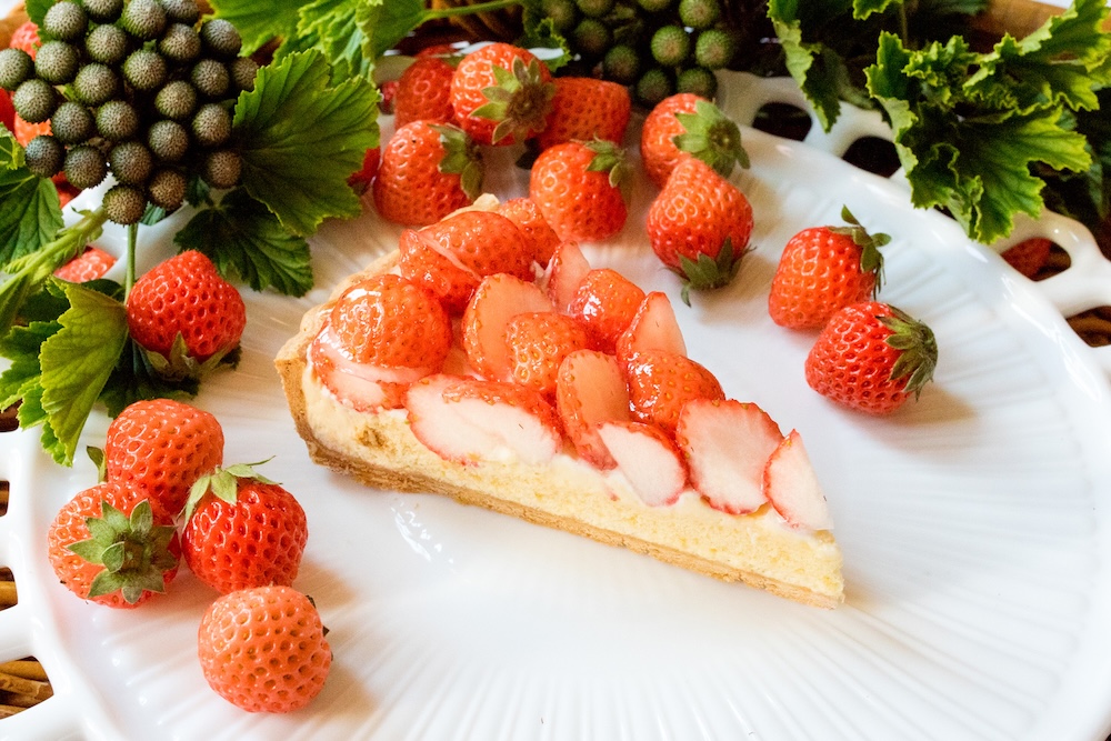 12月26日〜2026年2月15日に販売される「静岡県産 “桃薫(とうくん)” のタルト」ピース・税込み1,598円