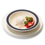 「つばめグリル」の「バニラアイス　とちあいかのヨーグルトソース」税込み550円