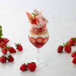 「いちご×ホワイトチョコパフェ～ココナッツ香る冬仕立て～」税込み2,486円（サービス料含む）