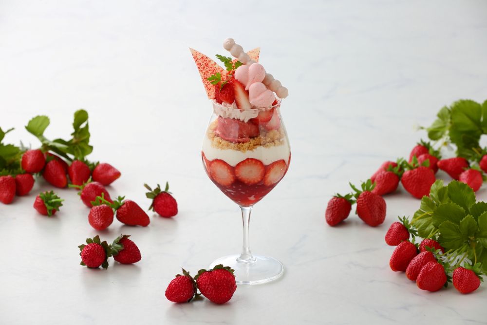 「いちご×ホワイトチョコパフェ～ココナッツ香る冬仕立て～」税込み2,486円（サービス料含む）