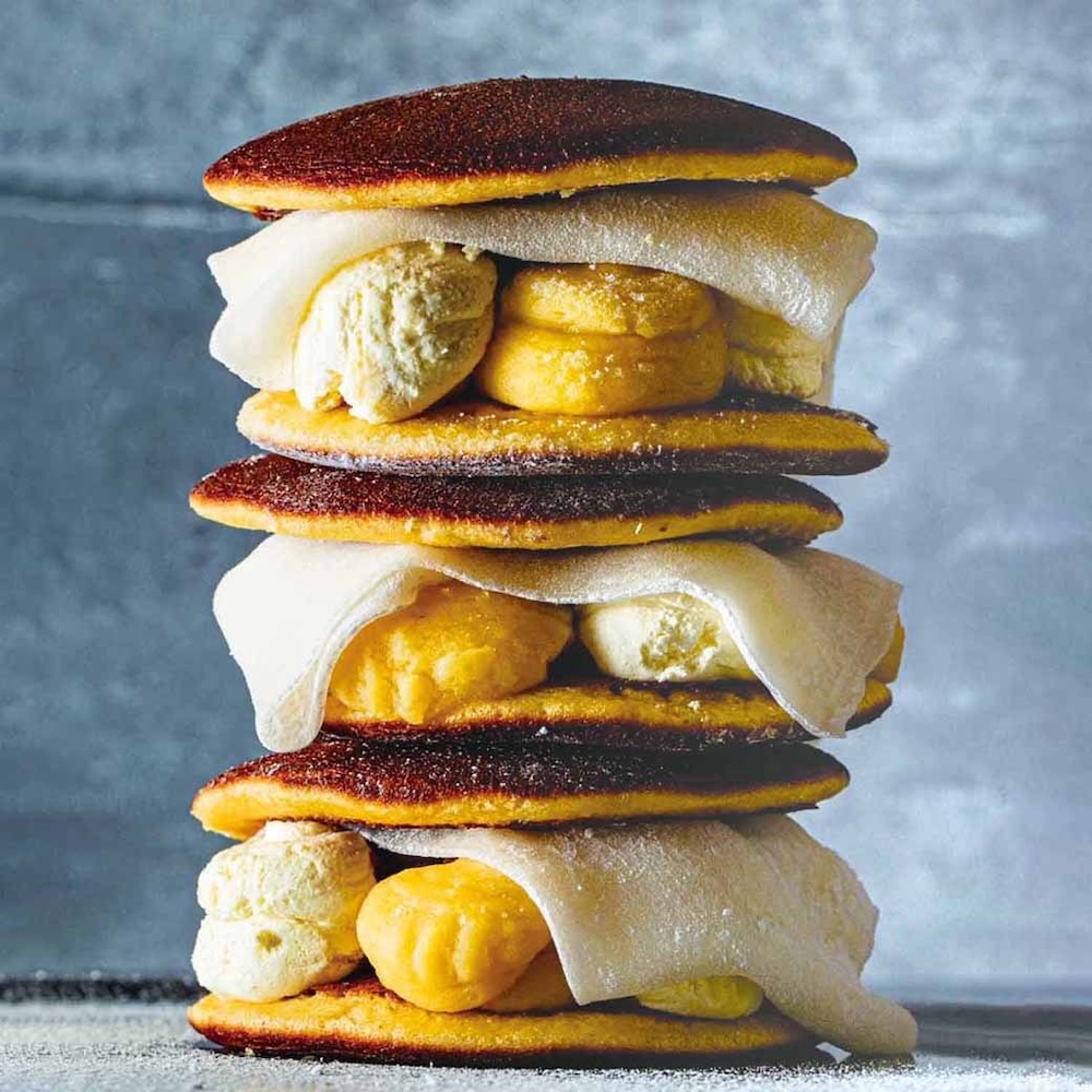 「フランダースフリッツ」の「羽二重餅　焼き芋クリーム生どらやき」600円