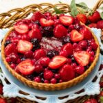 「赤いフルーツのタルト~リース仕立て~」ピース・税込み1,090円、ホール・税込み6,220円〜(グランメゾン銀座、青山、東京ドームシティ店、東京スカイツリータウン・ソラマチ店、横浜、静岡、浜松、グランフロント大阪店、京都、福岡限定)