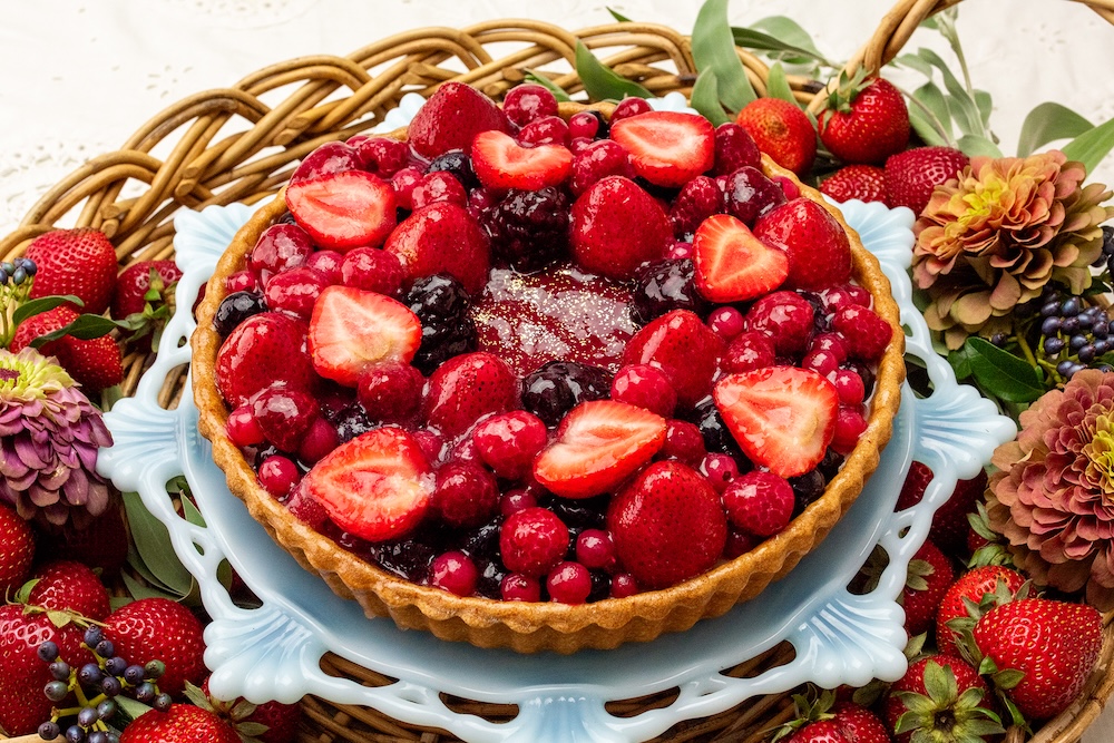 「赤いフルーツのタルト～リース仕立て～」ピース・税込み1,090円、ホール・税込み6,220円〜（グランメゾン銀座、青山、東京ドームシティ店、東京スカイツリータウン・ソラマチ店、横浜、静岡、浜松、グランフロント大阪店、京都、福岡限定）