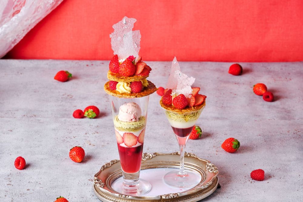 オプションメニューの「いちごのミルフィーユパフェ」カフェ付き・税込み3,500円~(サービス料含む)