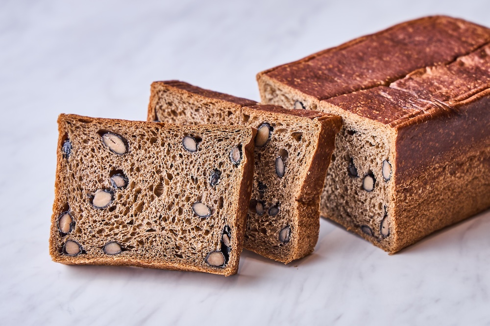 2026年1月6日〜2月28日に販売される「プレミアム　パン・ド・ミ　ｍ」シリーズの新作「～加賀棒ほうじ茶～」税込み600円