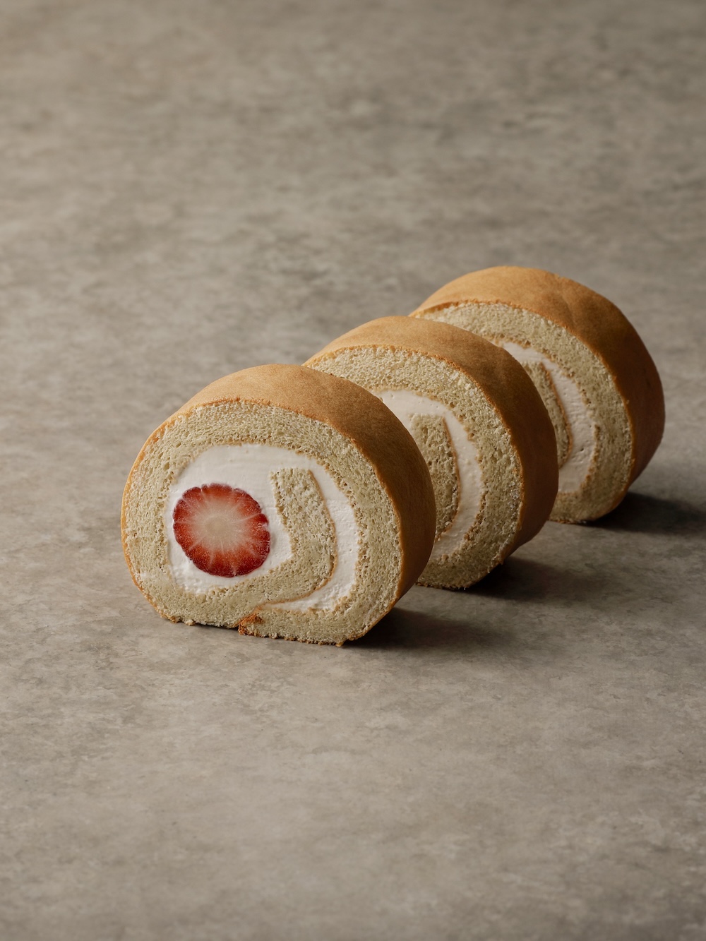 「苺のロールケーキ」ピース・税込み972円