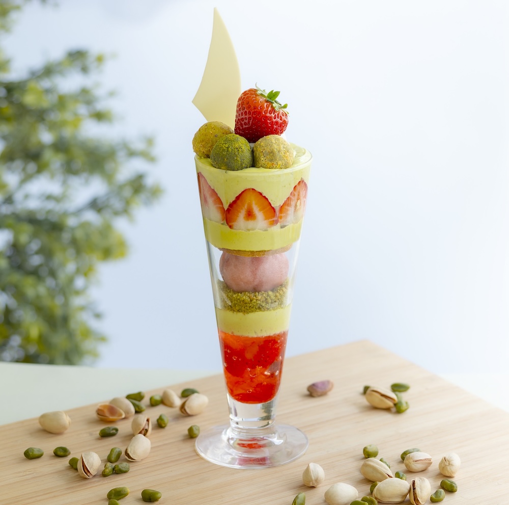 1月25日に提供される「トルクーヘン」の近鉄本店限定「3種の焙煎ピスタチオ 生チョコトリュフとあまおうのパフェ」2,580円