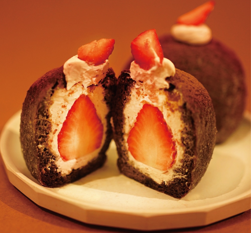 2026年1月17日〜1月27日販売される「トリュフドーナツ」の近鉄本店限定「丸ごと苺ショコラ」1個・税込み580円