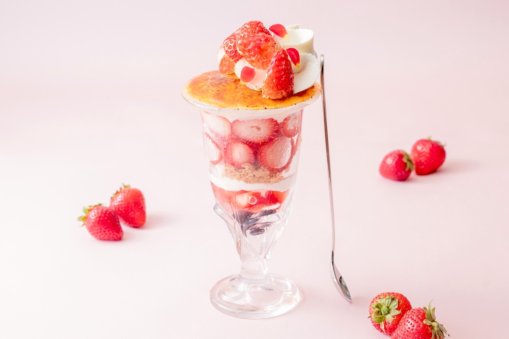2026年1月6日〜2月28日に展開される「季節のブリュレパフェ 苺の誘惑」税込み1,600円