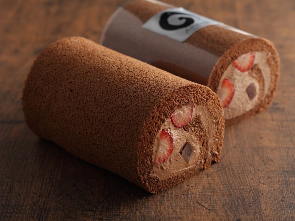 「パレスホテル大宮」にて販売する「生チョコ&埼玉県産いちごのショコラロール」1本・税込み2,700円