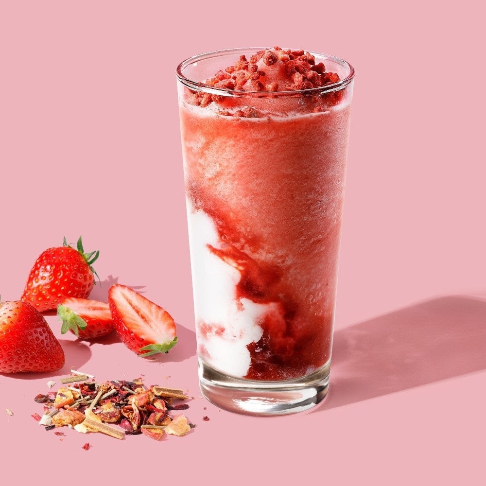 「スターバックス(ティー&カフェ)」の「ストロベリー&パッション ティー フラペチーノ」トールサイズ・税込み770円
