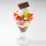 2月のスペシャルデザート「平飼い卵のガトーショコラ ストロベリーパフェ」イメージ