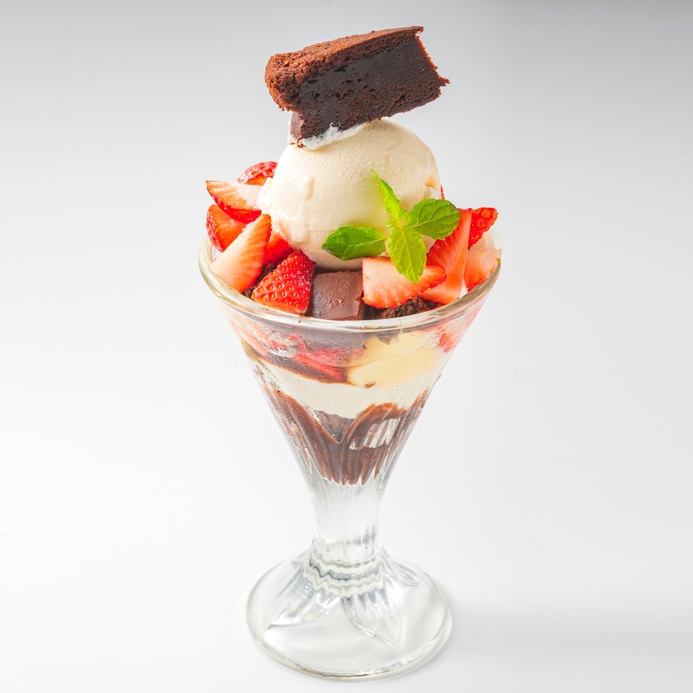 2月のスペシャルデザート「平飼い卵のガトーショコラ ストロベリーパフェ」イメージ