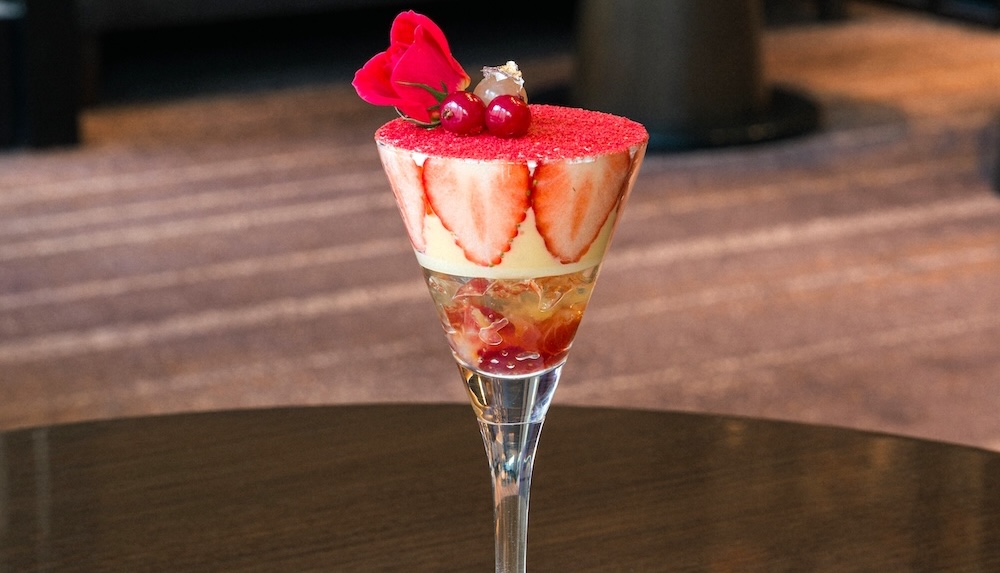 「⼋丈島⿊酢レモンジャムと苺の小さなグラスパフェ」イメージ