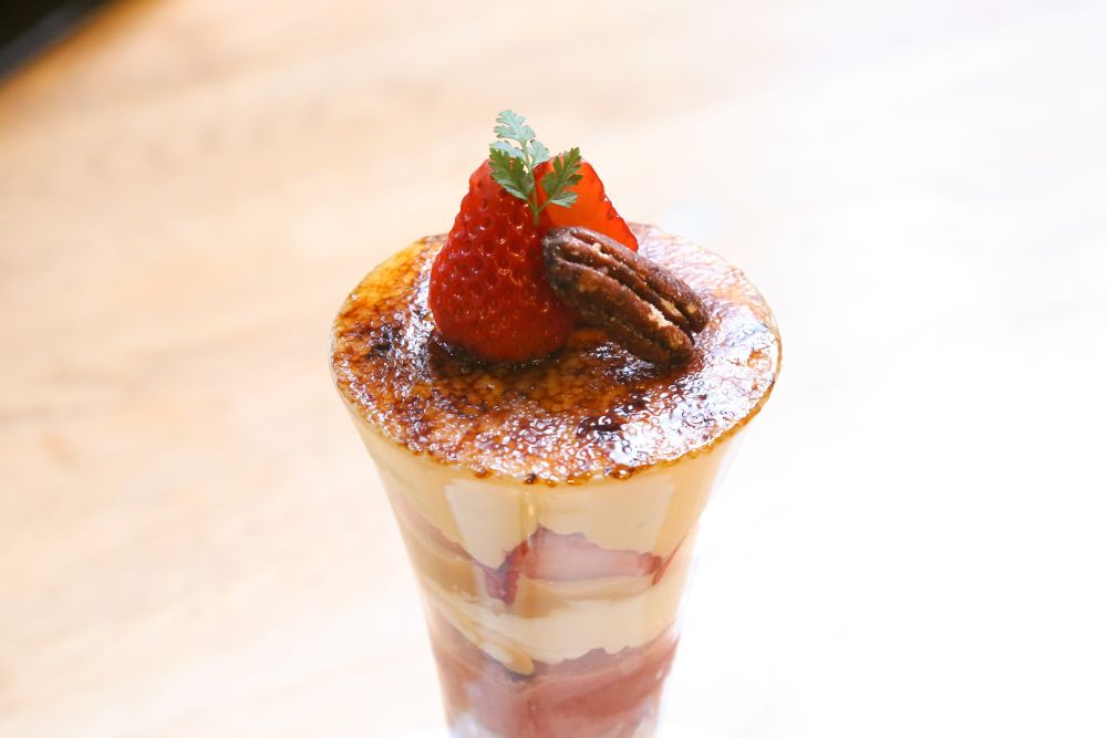 「苺のブリュレパフェ」税込み1,628円