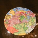 パラ・アーティストの輪島貫太さんとコラボレーションした「苺のブリュレパフェ」コースターのイメージ